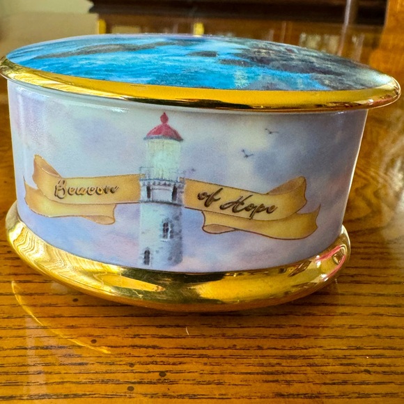 Thomas Kinkade, “BEACON OF HOPE” Lighthouse Music Box - Picture 1 of 5